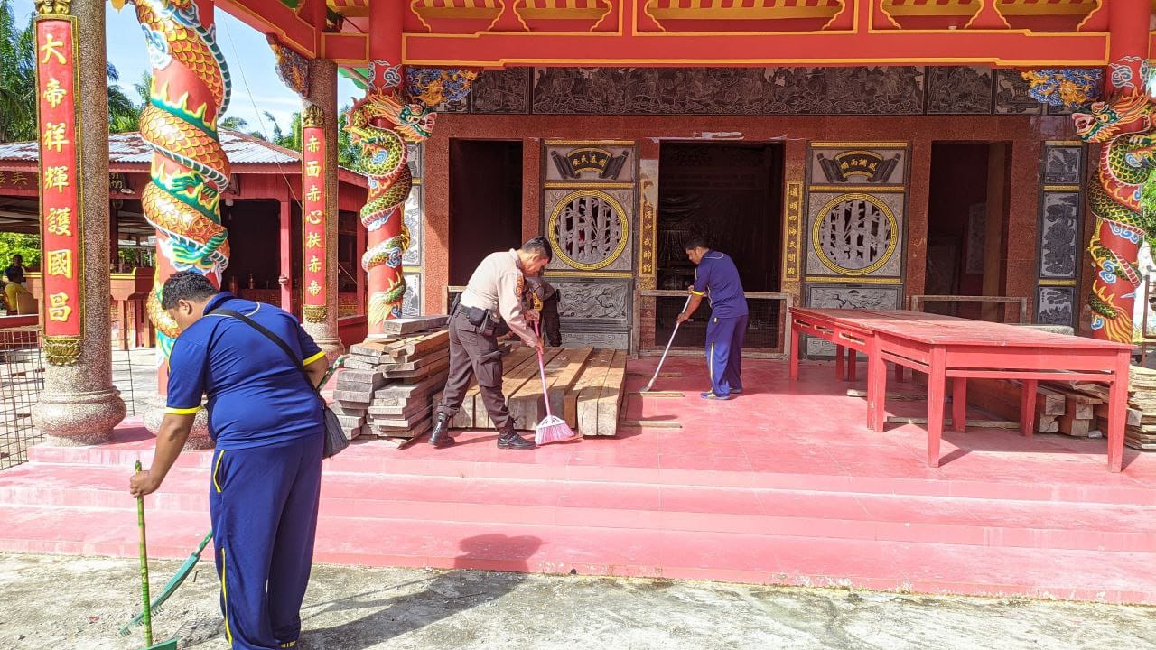Ciptakan Lingkungan Bersih dan Sehat, Polsek Siak Kecil Gelar Gotong Royong di Klenteng