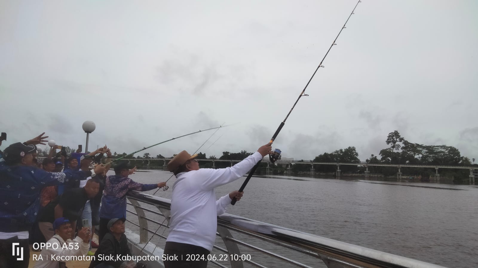 Bupati Siak Alfedri Membuka Lomba Mancing Festival Sungai Siak di Turap Singapore