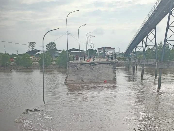 Jembatan Bongkar Muat KITB di Siak Ambruk