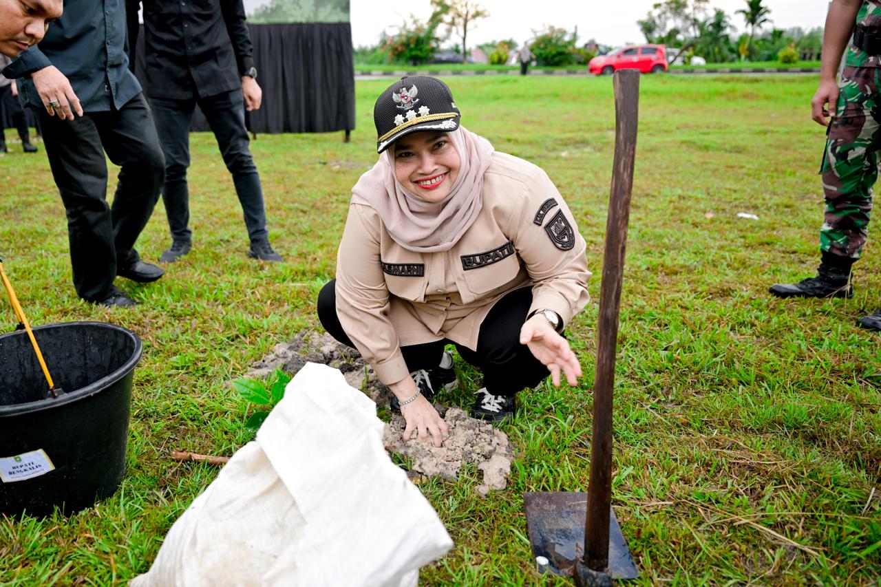 Kapolda Riau Inisiasi Penanaman 10.000 Pohon, Bupati Dukung Kelestarian Lingkungan