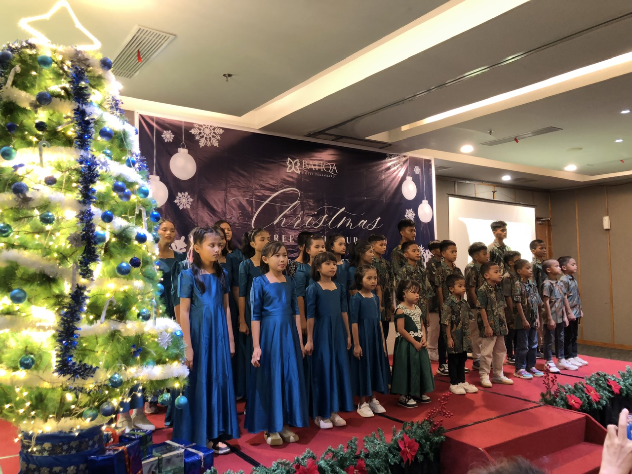 Gandeng Anak Panti Asuhan, BATIQA Hotel Pekanbaru Gelar Christmas Tree Lights Up Sambut Sukacita Natal