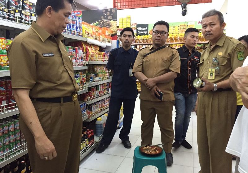 Terima Laporan Temuan Cacing di Kemasan Sarden, Disperindag Inhil Gelar Sidak