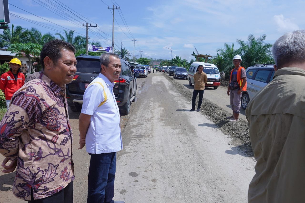 Libur Nasional, Gubri Syamsuar Tinjau Proyek Jalan