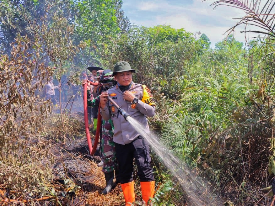 AKBP Isa Imam Turun Langsung Padamkan Karhutla di Rohil Riau