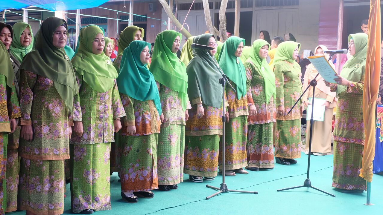 Lantik Pimpinan Muslimat NU Gaung, Ketua PC Muslimat NU Inhil Serahkan Buku POAM NU