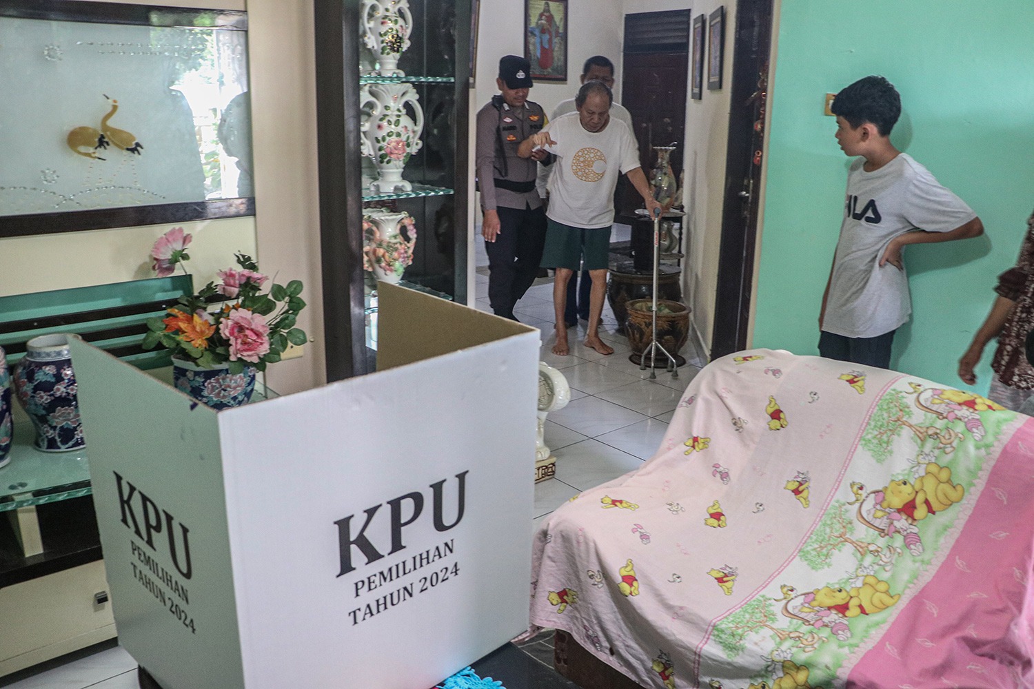 Jemput Bola Pemungutan Suara bagi Warga Sakit di Pilkada Riau