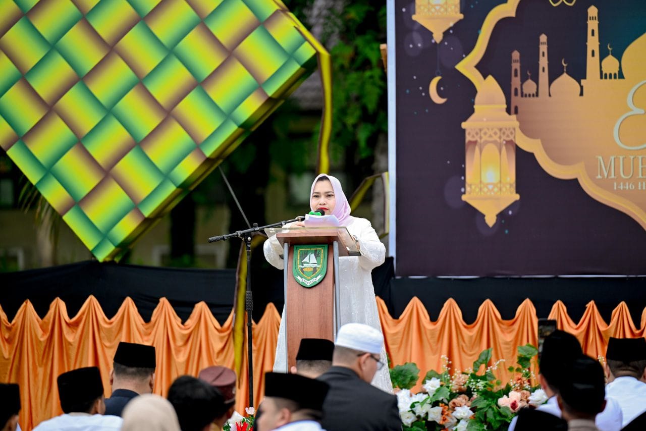 Bupati Kasmarni Shalat Idulfitri Perdana di Desa Muara Basung, Warga Sambut Hangat