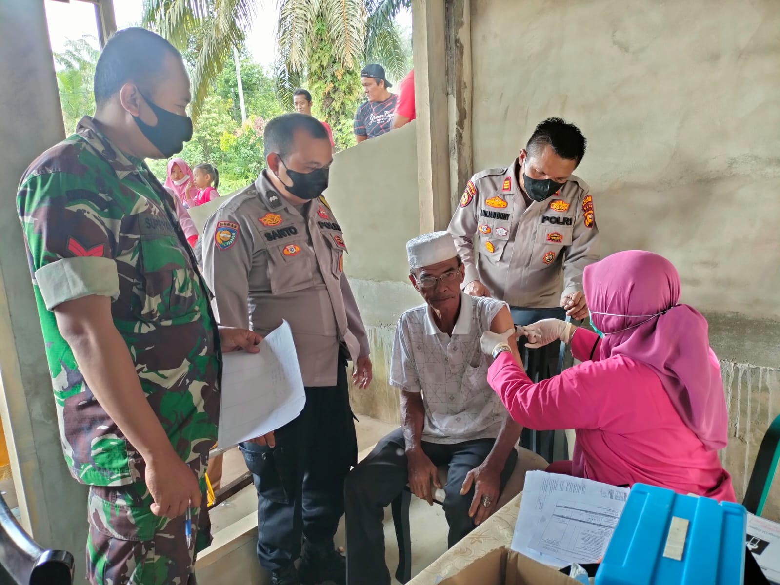 Kapolsek Bandar Sei Kijang Tinjau Vaksinasi di Desa Kiab Jaya