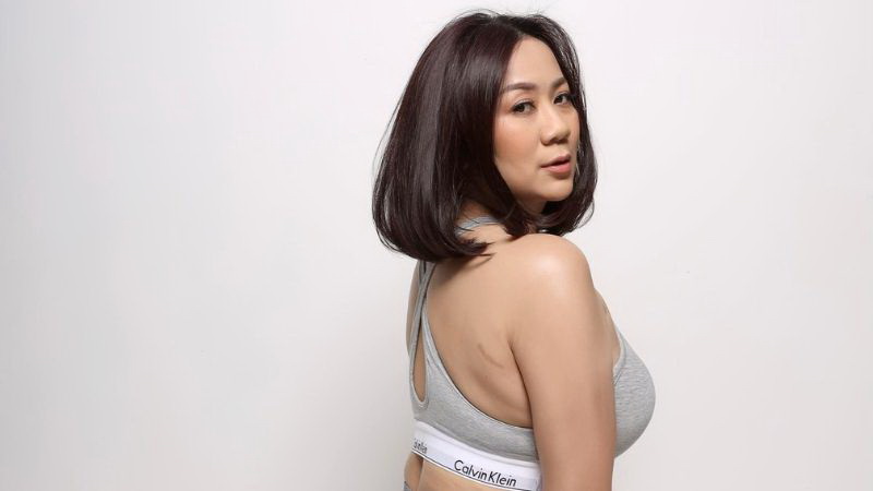 Gaya Fashion ala Tante Ernie dengan Sport Bra, Hot Membara!