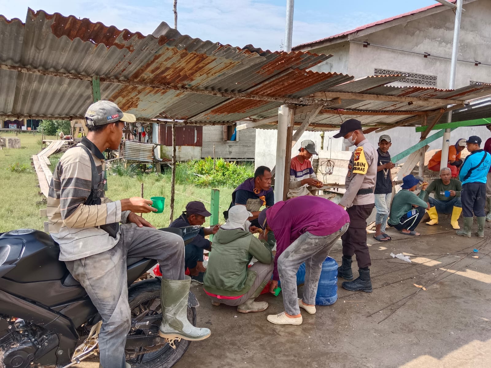 Bhabinkamtibmas Polsek Sinaboi Ajak Warga Sungai Nyamuk Sukseskan Pemilu