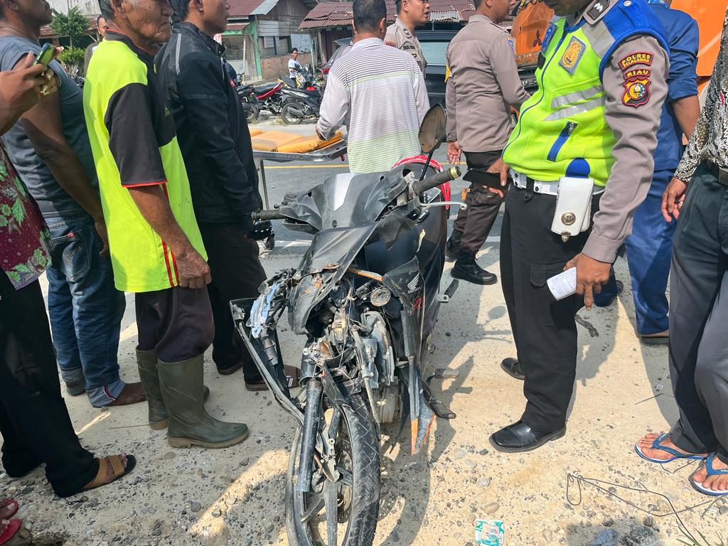Gagal Nyalip, Pemotor Tewas Digilas Truk di Lintas Timur Pelalawan