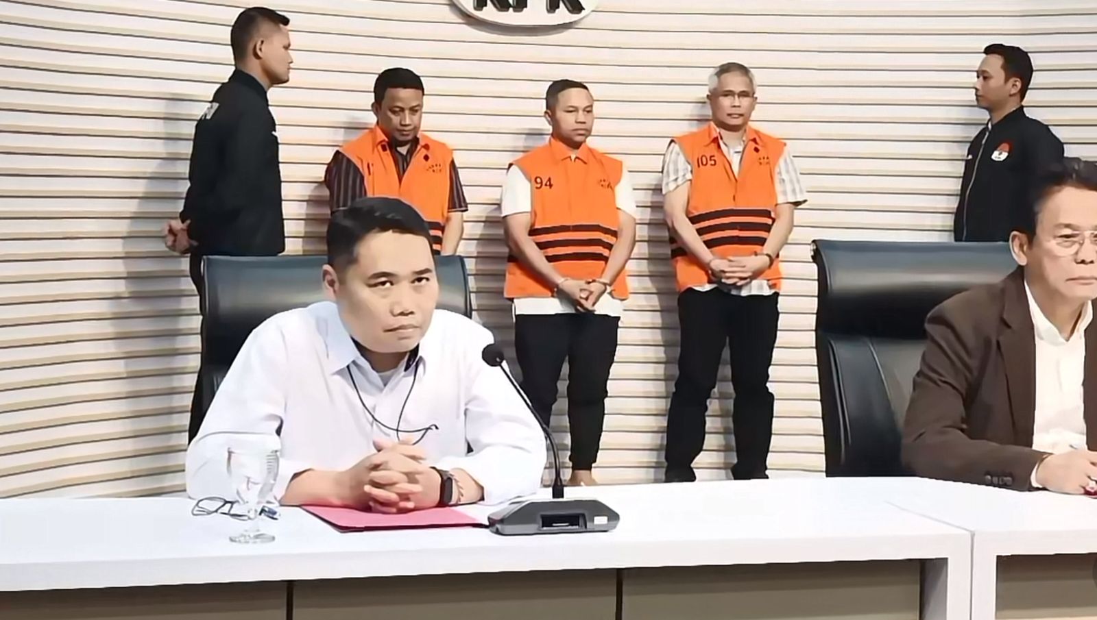 Hanya Henny Sasmita dan UAS Yang Diperkenankan Abdul Wahid Untuk Membesuk