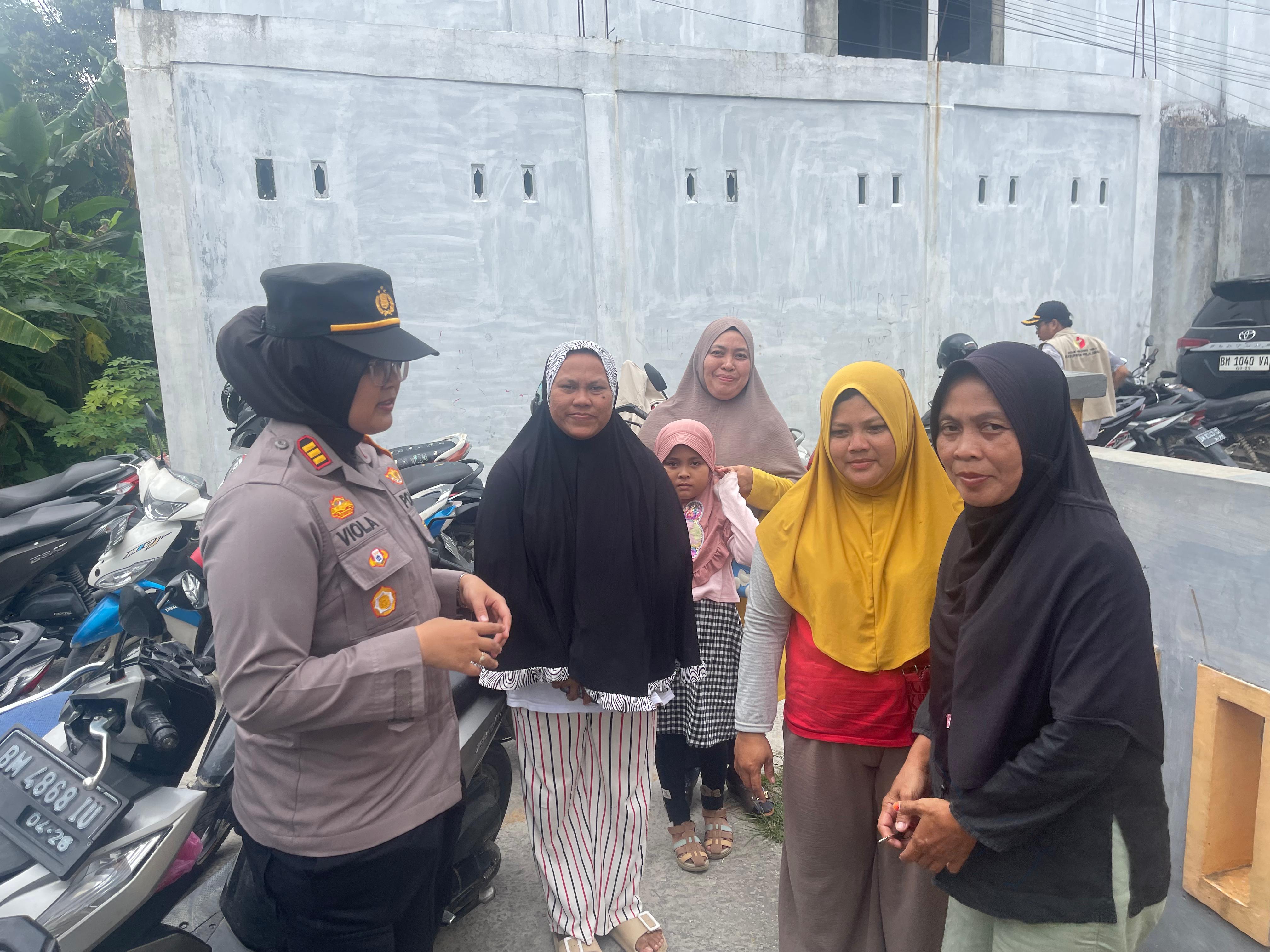 Aksi AKP Viola Sambangi Emak-emak Sampaikan Pesan Pilkada Damai