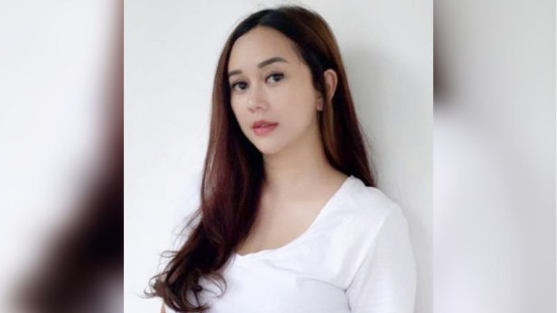 Aura Kasih Cosplay Jadi Guru, Netizen Mendadak Ingin Sekolah Lagi!