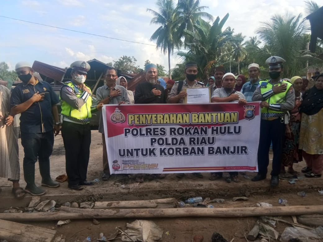Polres Rokan Hulu Salurkan Bantuan Ke Korban Banjir Pinarik