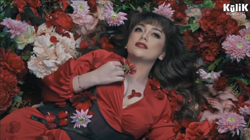 Aura Seksi Celine Evangelista Berbalut Dress Merah Belahan Dada Rendah