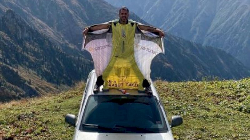 Wiih Kocak, Pria yang Pulang Kerja Tiap Hari Terjun Gunakan Parasut Bersayap