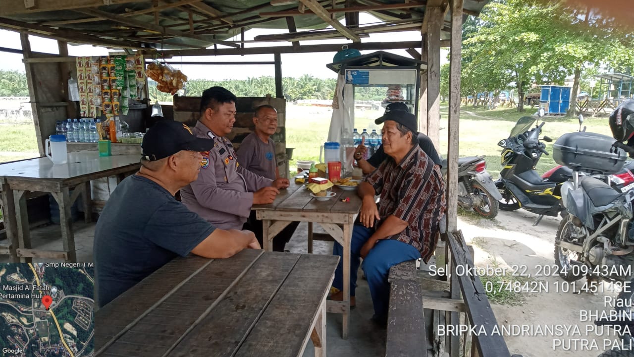 Bhabinkamtibmas Polsek Minas Sosialisasikan Pilkada Damai ke Tokoh Masyarakat