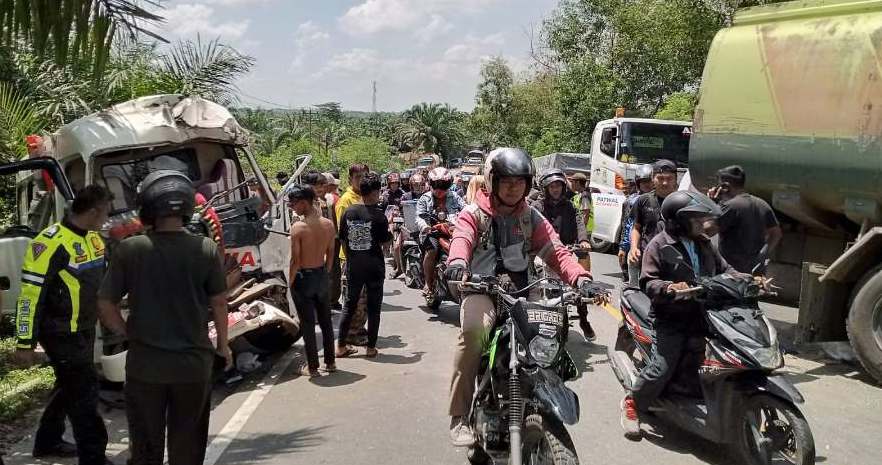 Ambulans Tabrakan dengan Truk di Bengkalis, Pasiennya Tewas