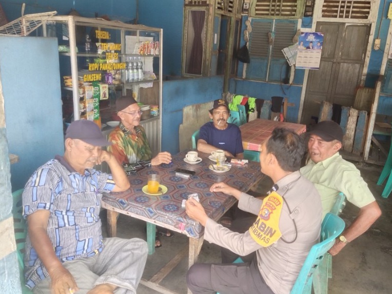 Aipda Maharadi Jalin Silaturahmi dengan Warga Desa Tasik Raya untuk Ciptakan Suasana Damai Jelang Pilkada 2024