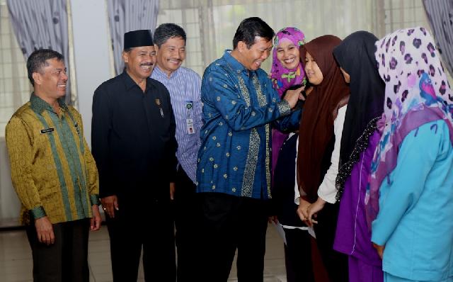 Wako Pekanbaru Serahkan Beasiswa Bagi 155 Pelajar