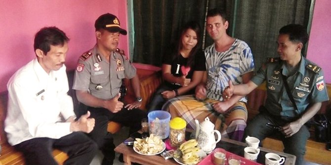 Wiih.. Lamar Gadis Pemalang, Pria Belanda ini Rela Khitan Demi Bukti Cinta