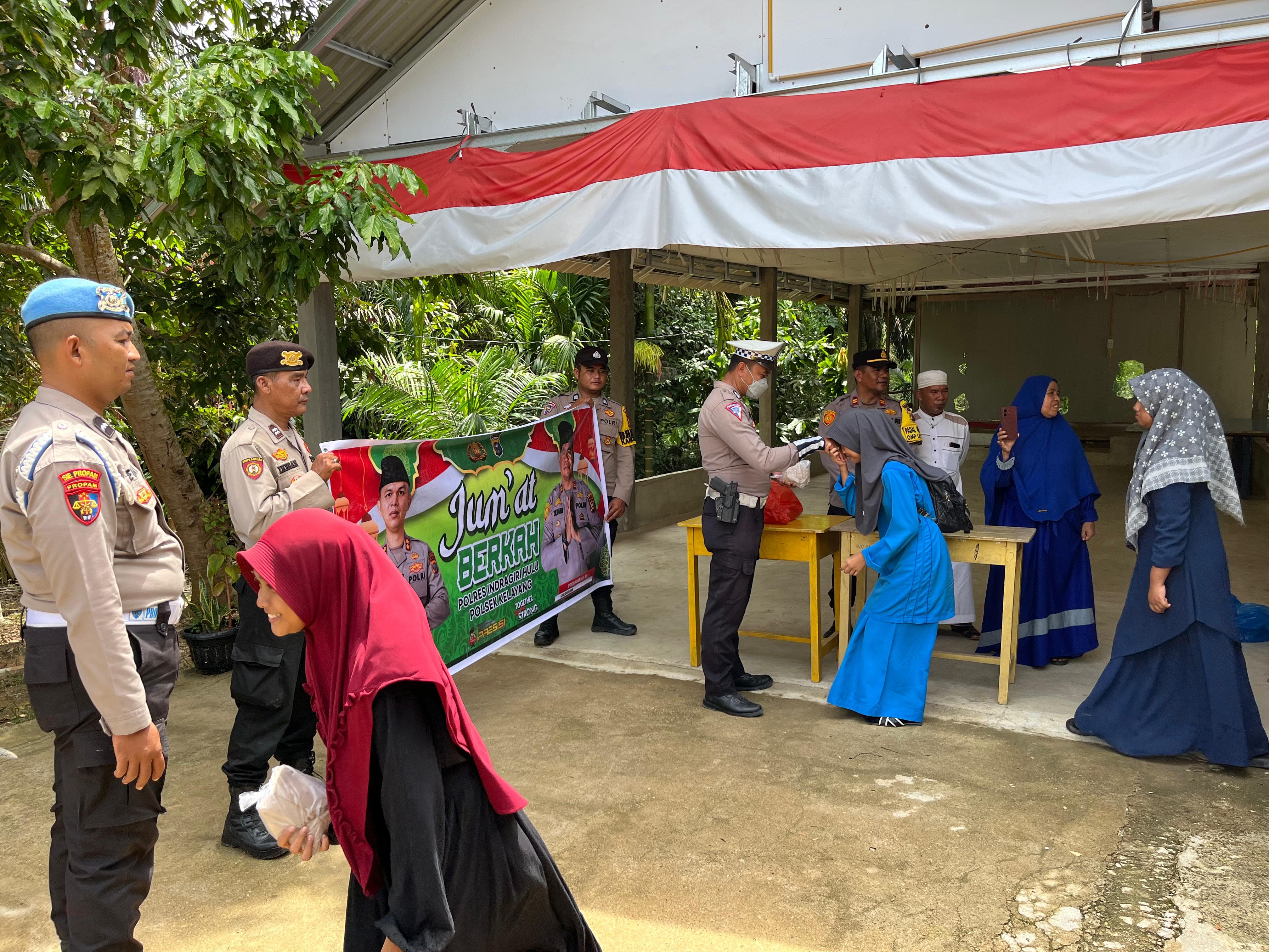 Berbagi Nasi Bungkus, Polsek Kelayang Harap Santri Tidak Golput