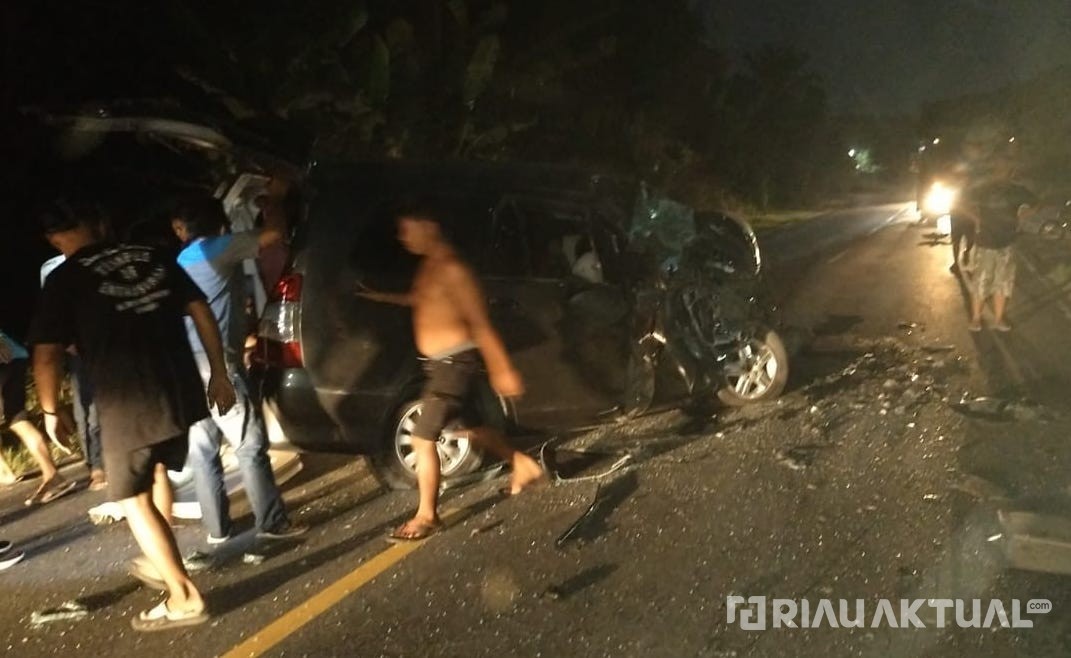 Pecah Ban, Travel Hantam mobil Truck di Inhu, Satu Penumpang Tewas