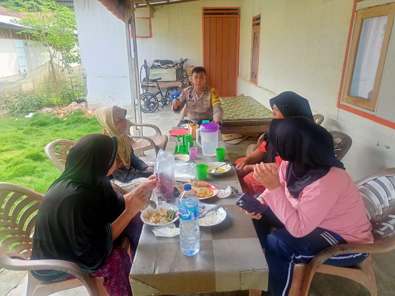 Cooling System Pasca Pilkada, Bhabinkamtibmas Polsek Tualang Ajak Warga Jaga Netralitas dan Kamtibmas