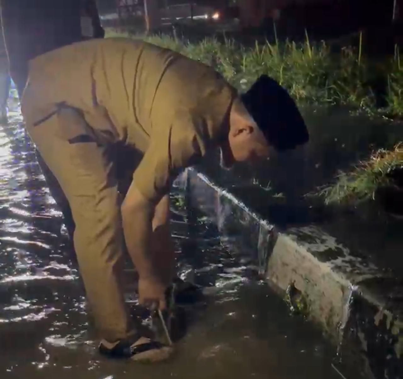 Ditengah Guyuran Hujan Wako Pekanbaru Tinjau Lokasi Banjir