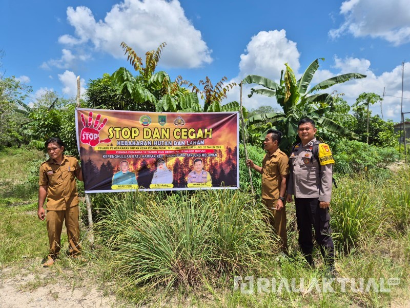 Cegah Karhutla, Polsek Tanah Putih Tanjung Melawan Pasang Spanduk Imbauan di Batu Hampar