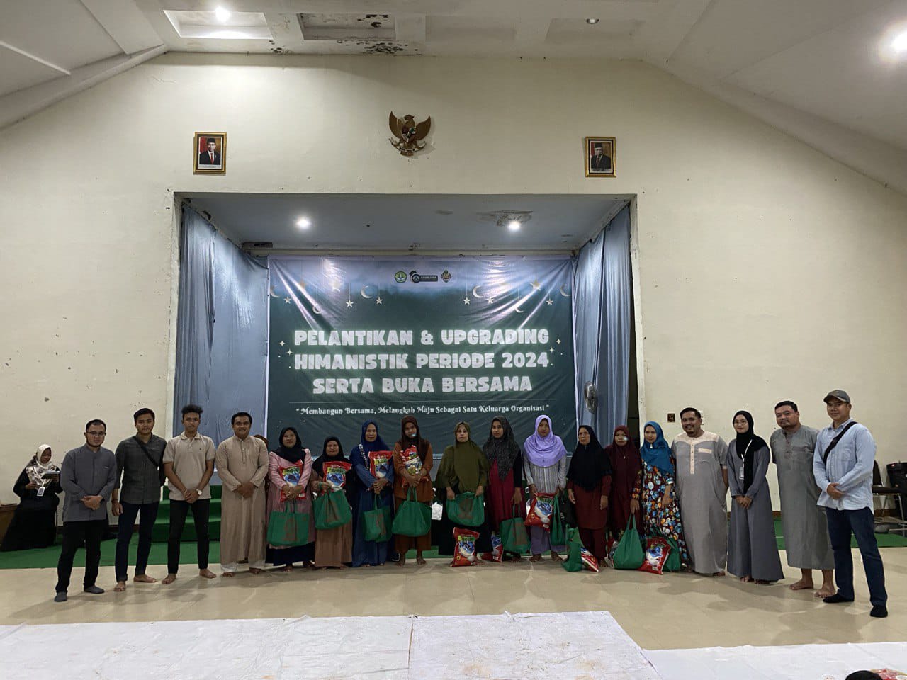 Ikatan Alumni Administrasi Negara/Publik UNRI Bagikan Sembako kepada Petugas Kebersihan Kampus