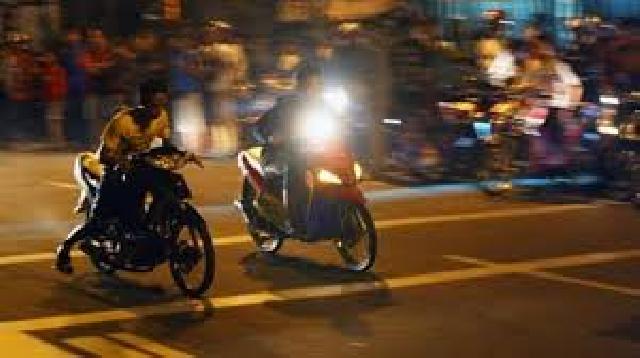 Dimalam Hari, Kantor Camat Pinggir Berubah Jadi Arena Ajang Ugal ugalan Pengendara motor
