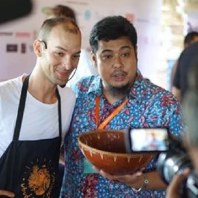 Dari Ujung Hidung Hingga Ekor Kambing Pernah Dilahap Pria Bertubuh 'Subur' Ini