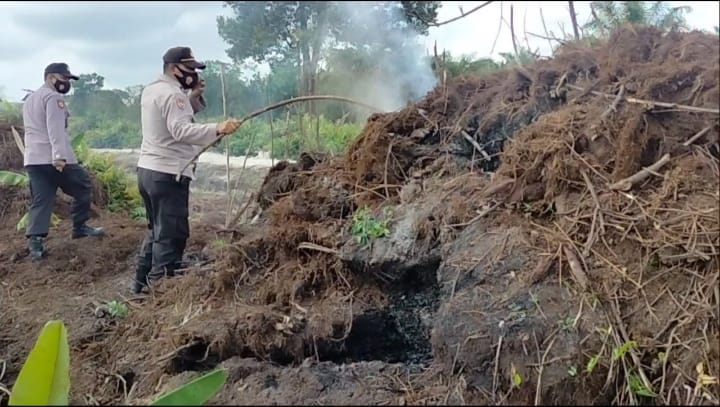 Polsek Pangkalan Kerinci Lakukan Upaya Pemadaman Asap di Jalan Lingkar