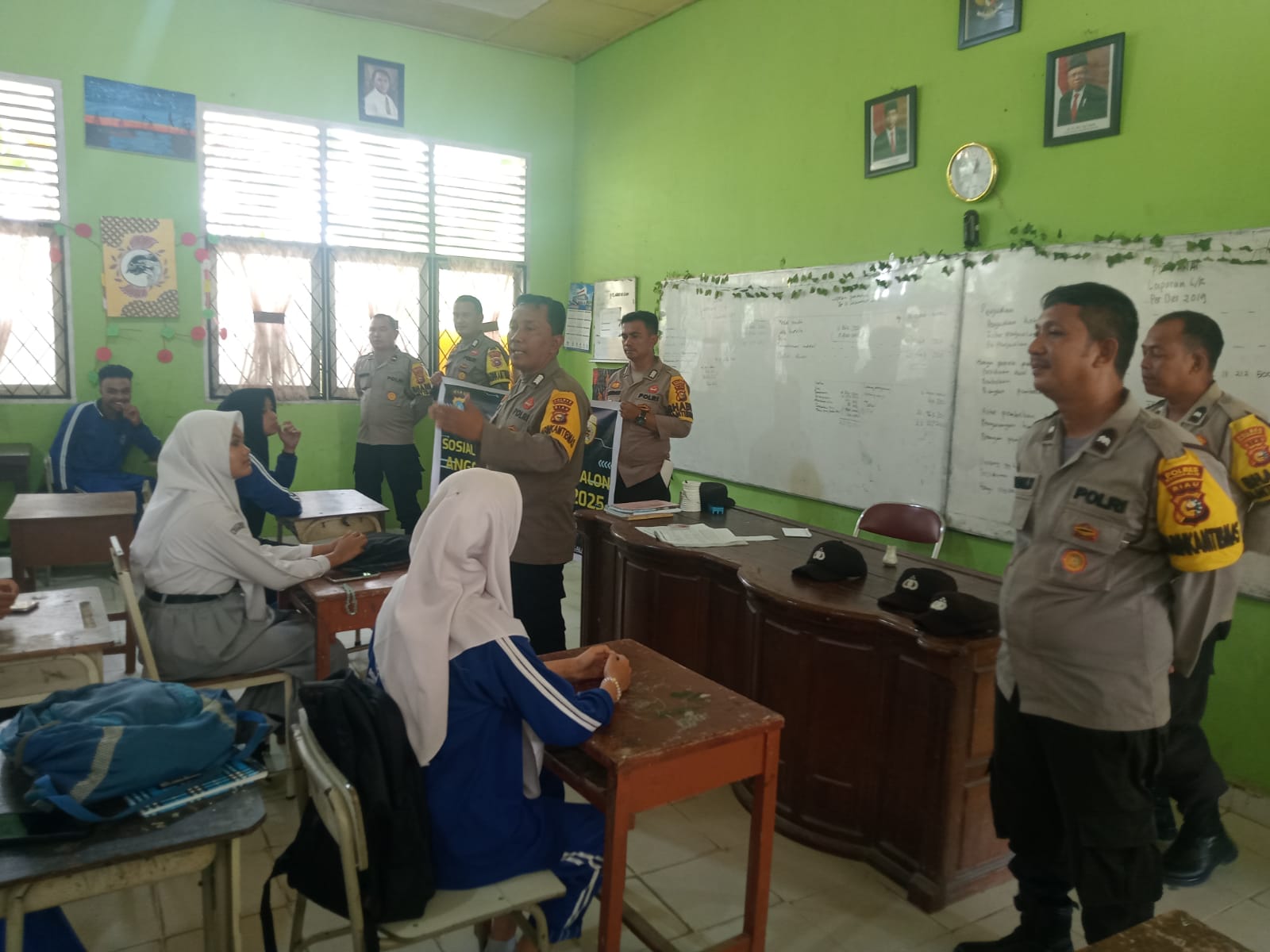 Polsek Mandau Gencarkan Sosialisasi Penerimaan Anggota Polri dan Cooling System Pilkada Serentak di Sekolah