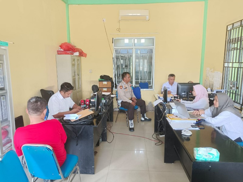 Bripka Hendra Sampaikan Pesan Kamtibmas kepada Staf Desa Pulau Burung Jelang Pilkada Serentak