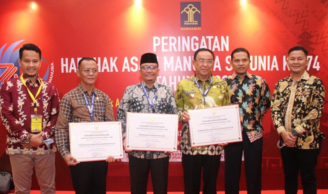 Mewakili Bupati, Sekda Siak Terima Penghargaan Peduli HAM