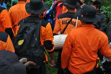 Satgas SAR Berhasil Evakuasi Mayat Korban Gempa Aceh