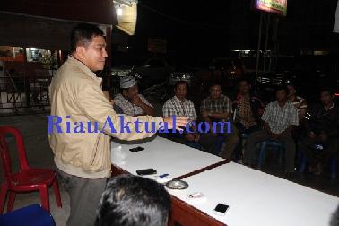 Jon Erizal Berdialog dengan Buruh Bangunan