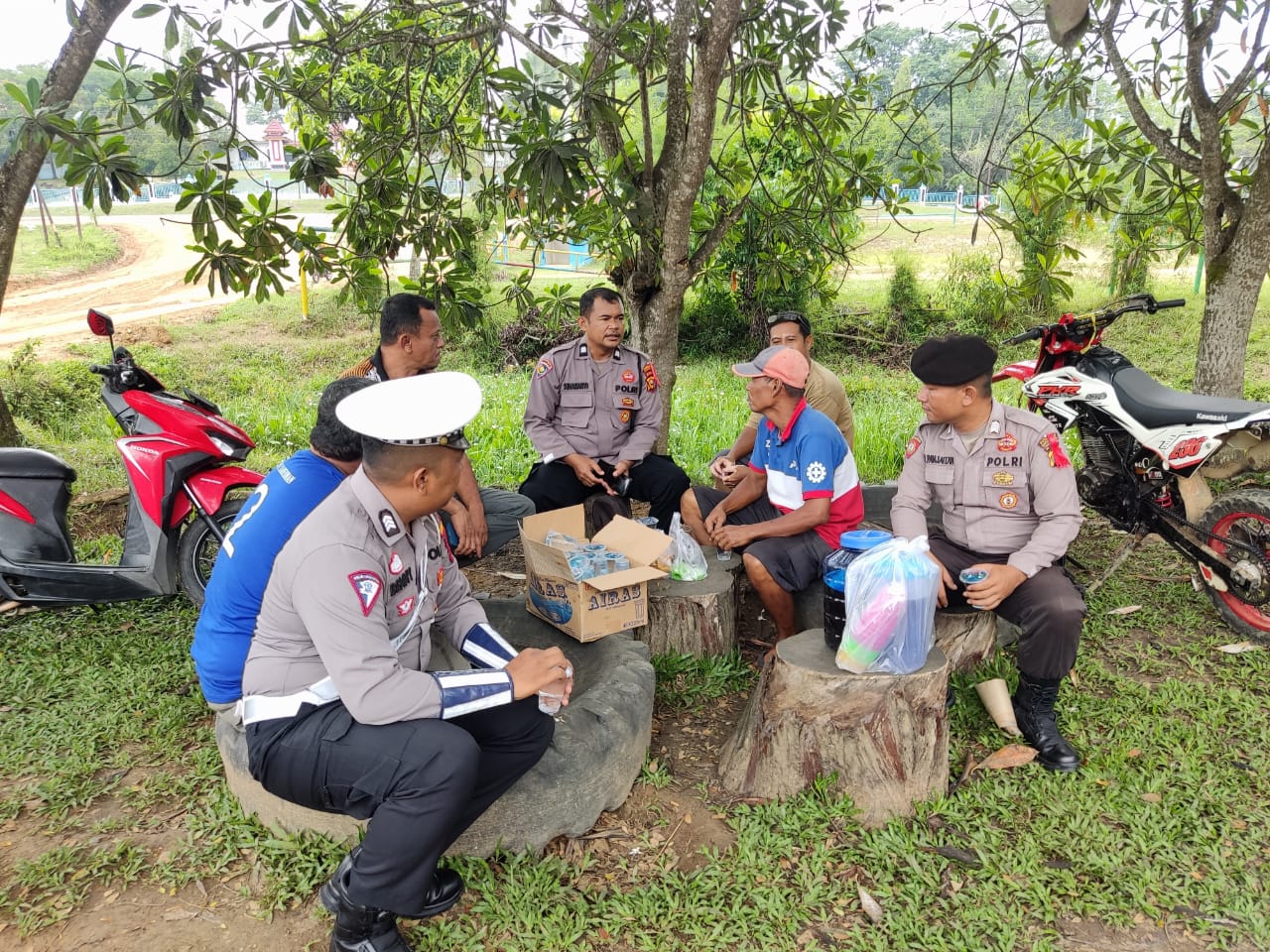 Polsek Lirik Sosialisasi Pilkada Damai Bersama Komunitas Trabas