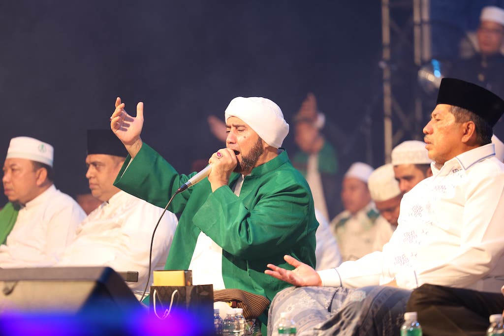 Ribuan Warga Larut dalam Zikir dan Salawat Bersama Habib Syech Bin Abdul Qodir Assegaf