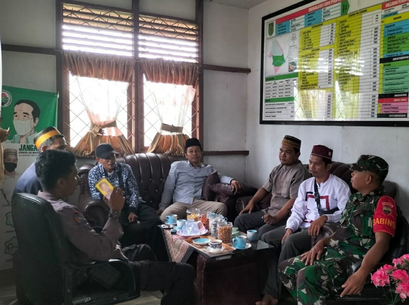 Polsek Tanah Merah Gelar Kegiatan Cooling System dan Himbauan Pilkada Damai 2024 di Desa Selat Nama