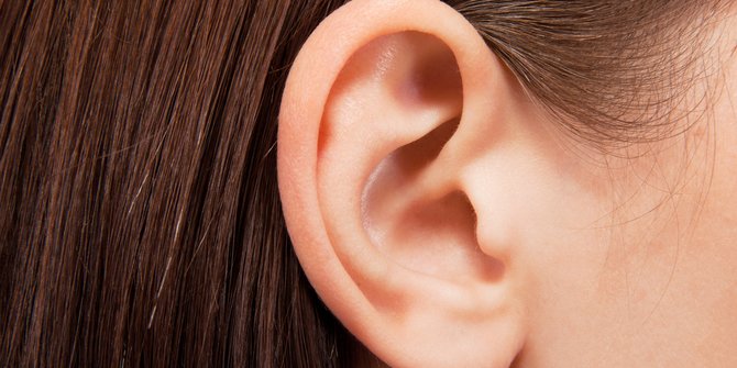 Ini Lima Hal yang Menyebabkan Munculnya Bau Tak Sedap pada Bagian Belakang Telinga
