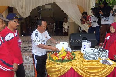 Guru yang Jadi Pengibar Bendera di SMK PGRI Pekanbaru