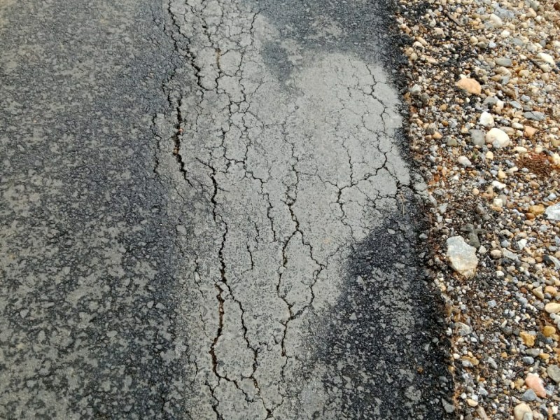 Baru Selesai Akhir Tahun, Jalan Aspal di Kuansing Hancur Seperti Kue Kering