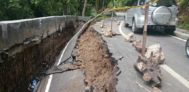 Jalan amblas, Polisi berlakukan sistem buka tutup di Kelok 44