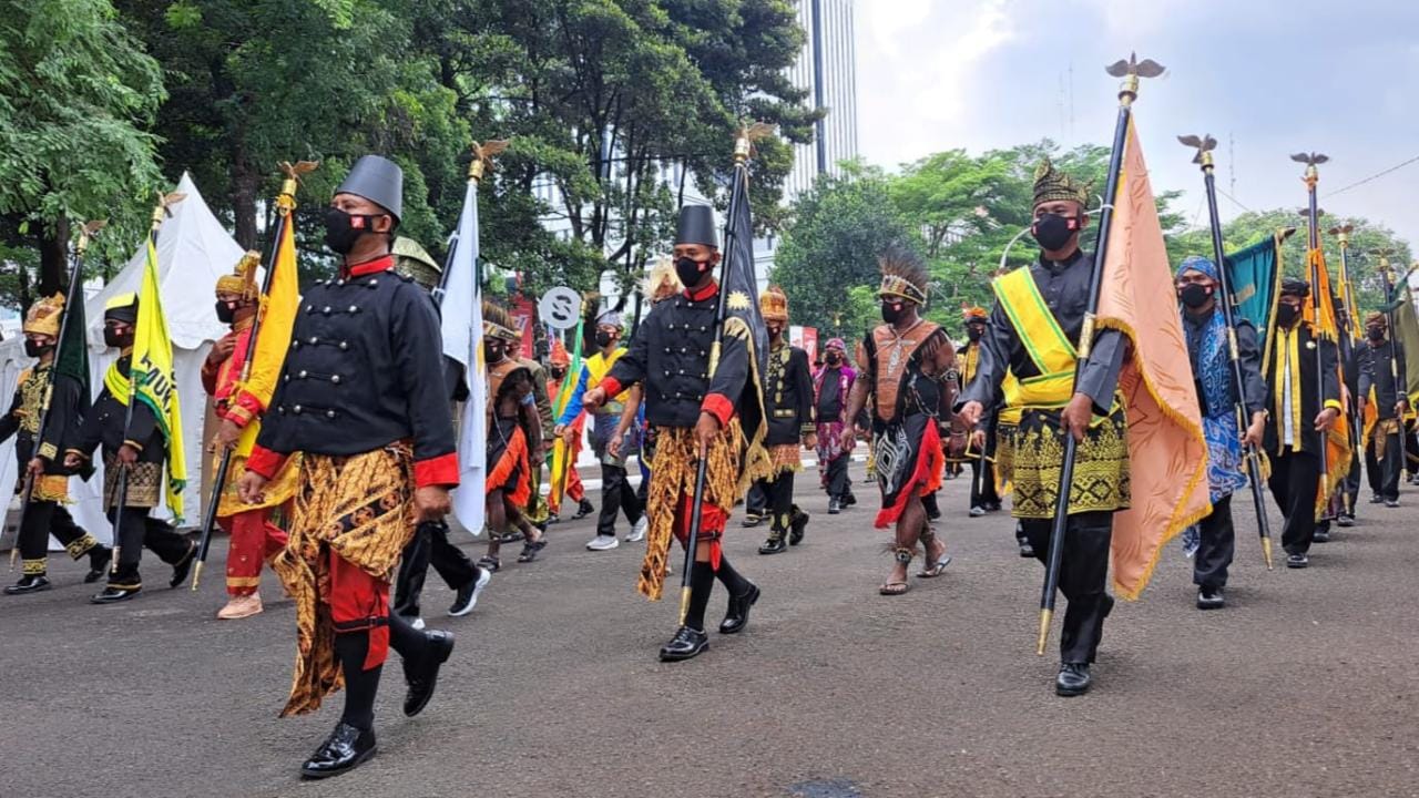 Bendera Kerajaan Siak Ikut Mengantar Duplikat Bendera Pusaka Sang Merah Putih ke Istana Negara 