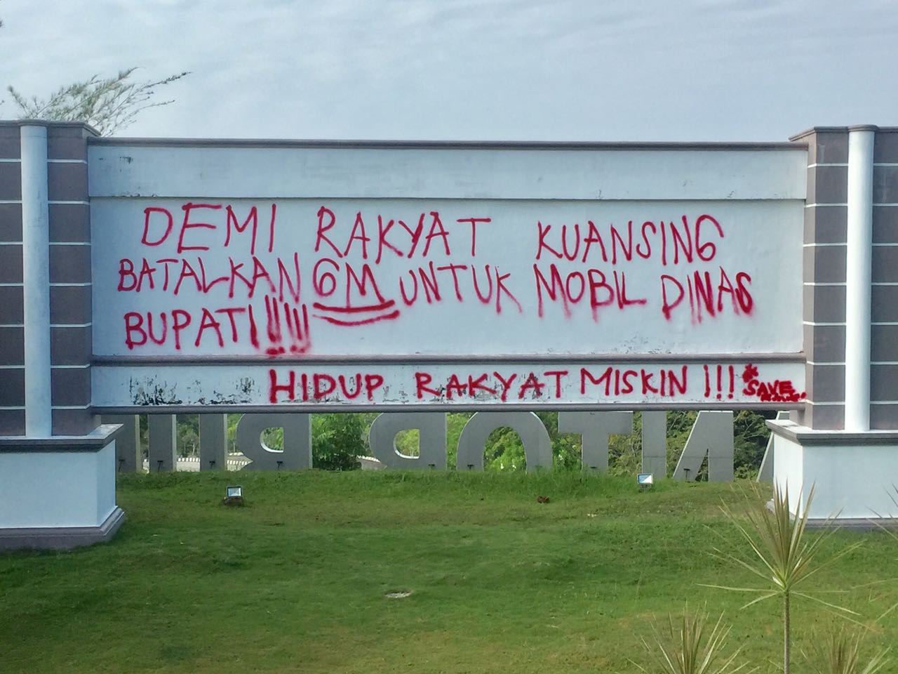 Tolak Pengadaan Mobil Dinas 6 Miliar, Plang Nama Kantor Bupati Kuansing dicoret OTK