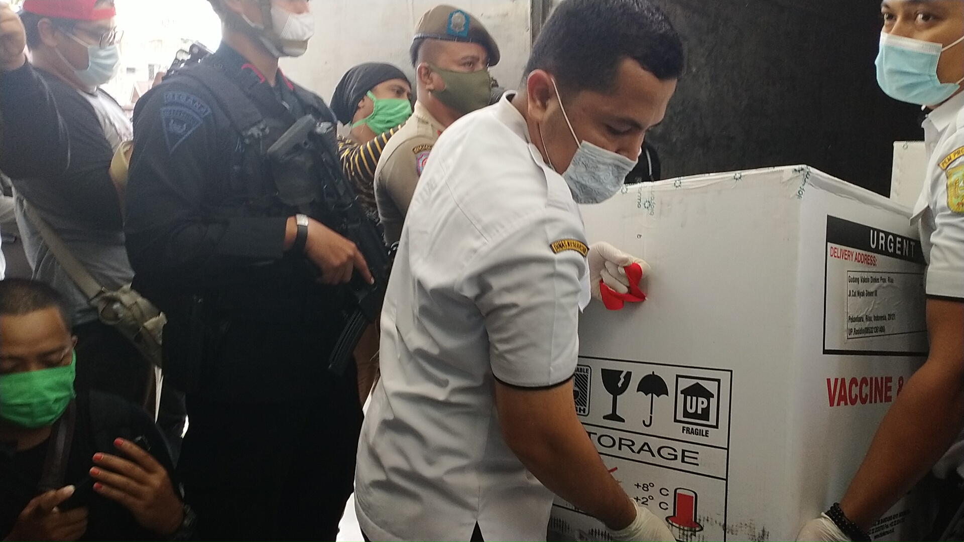 Dikawal Ketat, Vaksin Covid-19 Tiba di Pekanbaru